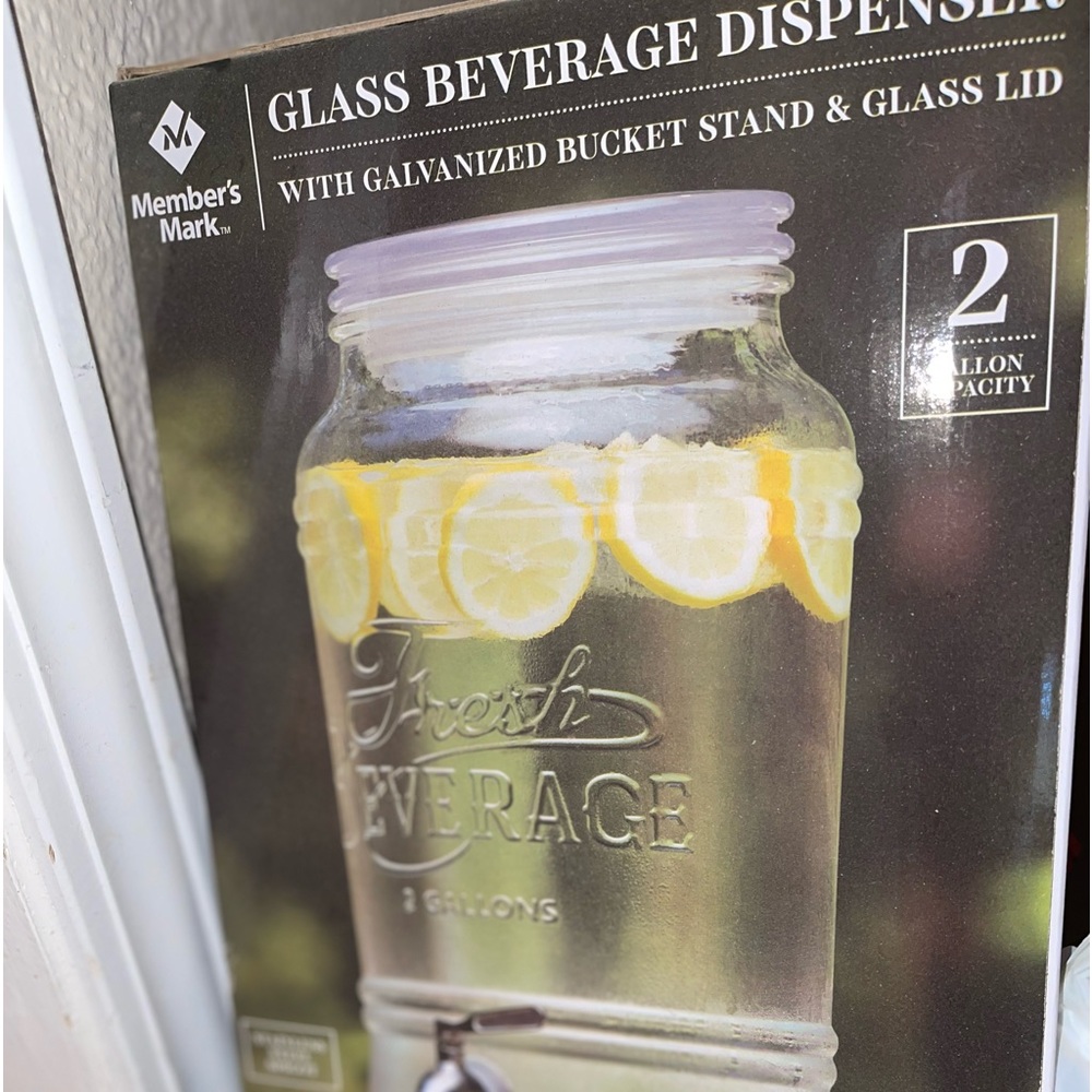 Glass beverage dispenser